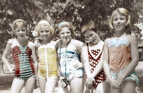 Hanging Out Con Le Fidanzate Bathing Suit Girls W Fotocamera Foto Vintage Greeting Card Annata