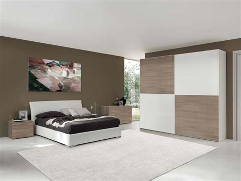 Intanto, quando si sceglie una camera da letto classica bisogna puntare su una linea unica di design per tutti i mobili. Camere da letto matrimoniali in larice bianco