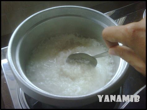 Siapkan blender, masukkan nasi sisa, tumisan bawang putih, dan air kaldu secukupnya. Bubur Nasi Pertama-ku | Life 101