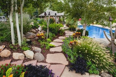 Entweder mit hohen uferpflanzen, oder einfach mit einer dichten schwimmpflanzendecke aus seerosen oder wasserlinsen. Wege und Steinwege für den Garten - Neueste Dekoration ...