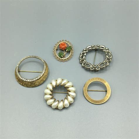 5 Circle Shaped Vintage Pins