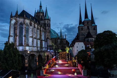 Es schmerzt, menschen mit diesen verqueren ansichten auf den #domstufen in #erfurt zu sehen. Domstufen-Festspiele in Erfurt: Puccinis Turandot bringt ...