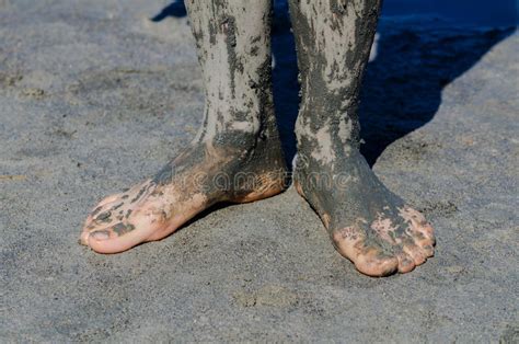 Примите лечение грязи здоровая медицинская процедура пакостные ноги Стоковое Фото