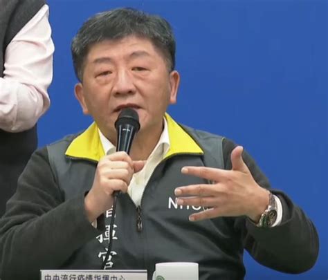 Jun 19, 2021 · 陳時中在疫情記者會上，戴著黑底口罩，上面寫有「請保持距離，把口罩戴好」的黃色字樣，言簡意賅也十分霸氣，旋即在ptt、推特等網路社群造成話題，有網友表示：「口罩好引人注目！ 1週限買2口罩不夠用？陳時中：健康的人不用每天戴 | 社會 | 新頭殼 Newtalk
