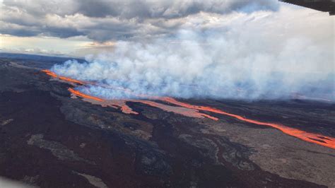 Video Hawaiis Mauna Loa Worlds Largest Active Volcano Erupts The