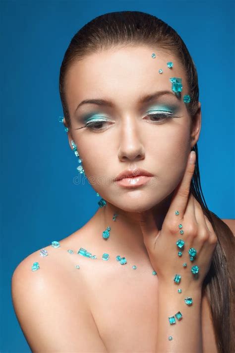 Schöne Nackte Junge Frau Bedeckt Mit Blauen Kristallen Stockbild Bild Von Baumuster Phantasie