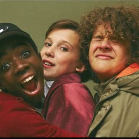 15 adorable pictures of stranger things cast spending time together playjunkie