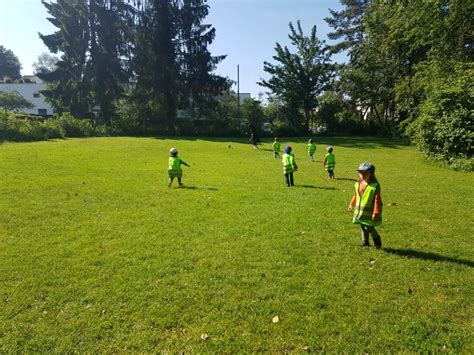 Werde der nächste pelé in einem unserer vielen kostenlosen online fussball spiele! Fussball spielen - Kinderkrippe + Waldkinderkrippe Blüemli