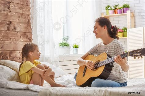 Madre E Hija Tocando La Guitarra Foto De Stock Crushpixel