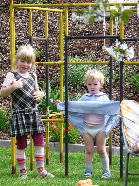 banco de imagens pessoas menina toque quintal criança jardim lazer balanço escalar