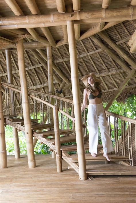 Tampilannya mirip banget, yakni berbentuk lonjong, berwarna hijau. Beach villas - Cempedak Island