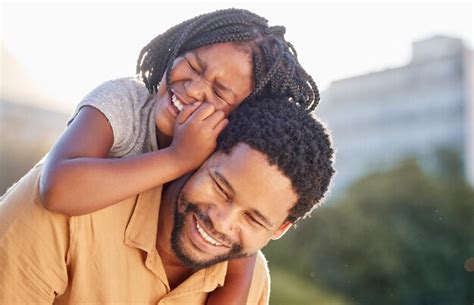 Feliz Padre Negro E Hija Sonriendo En La Espalda Con Alegría Y