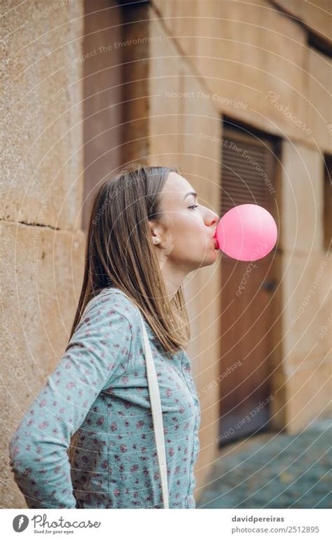 junges teenagermädchen das rosa kaugummi bläst ein lizenzfreies stock foto von photocase