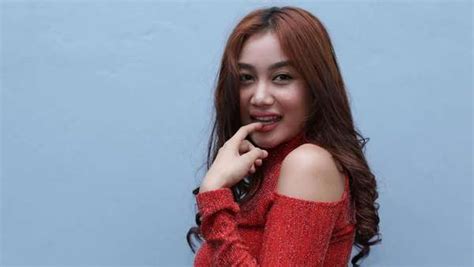 Foto Topless Pamela Beredar Duo Serigala Kapok Pakai Baju Terbuka