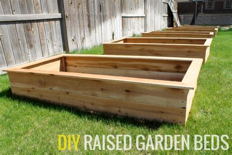 This is one of the few elevated garden beds that have a u shape. DIY Raised Garden Beds - BigDIYIdeas.com