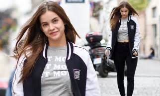 Pfw Barbara Palvin Flashes Her Incredible Abs In Crop Top Daily Mail Online