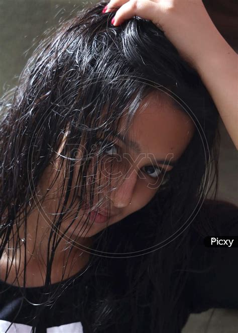 Image Of Closeup Of Young Fascinating Girl With Wet Hairs Pt535667 Picxy