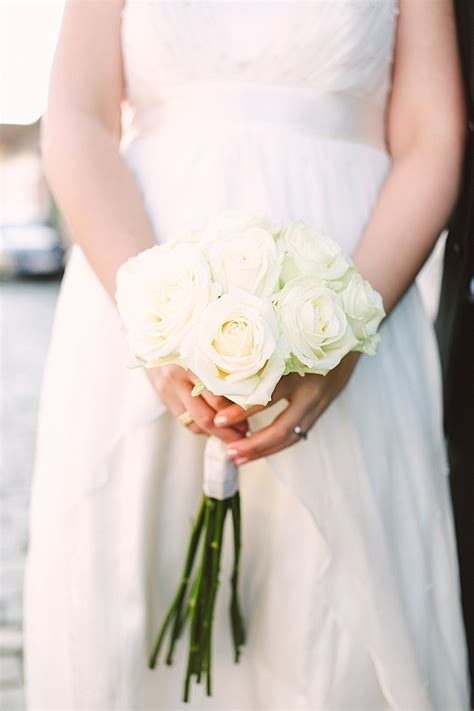 Get free shipping on all orders over $49! simple long-stemmed bouquet of white roses | Букет