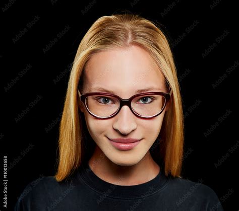 Junge Blonde Frau Mit Nerd Brille Foto De Stock Adobe Stock