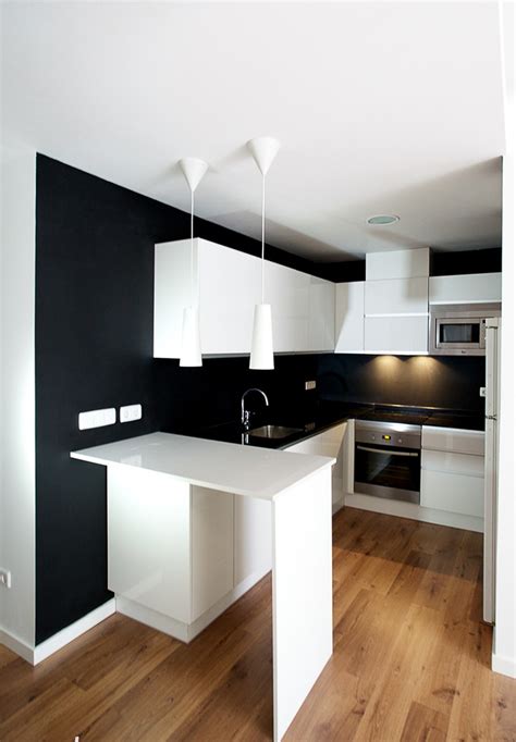 Finalmente tenemos una cocina pequeña y moderna, de colores bien contemporáneos y muy utilizados en diseño moderno de interiores, en la gama del marrón. Ideas Cocinas pequeñas - Cocinas modernas minimalistas