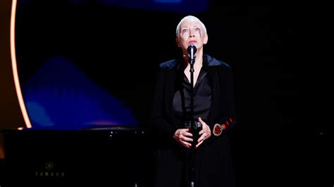 Annie Lennox Calls For Ceasefire During Grammys Performance Cnn