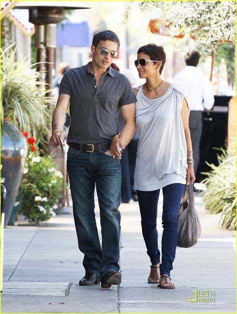 Halle Berry 3rd Street Stroll With Olivier Martinez Halle Berry