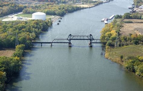 Illinois River Bridge In Peoria In 2020 River Illinois River Peoria
