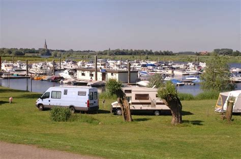 Ob campingplatz am see, in der nähe einer stadt oder auf dem land. IJsselstrand | Campingplatz, Camping niederlande, Camping