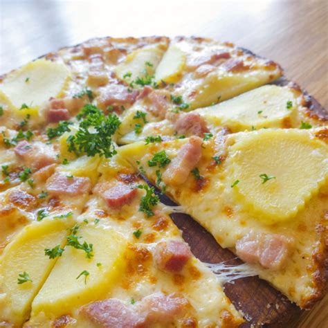 Recette Pizza pommes de terre lardons