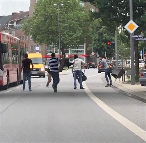 ▬▬▬▬▬▬▬▬▬▬▬▬▬▬▬▬▬▬▬▬▬▬▬▬▬ ein mann hat in einem hamburger supermarkt mehrere menschen angegriffen. Politik - WELT
