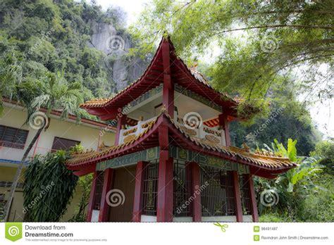 The cave contains a 40 foot high golden buddha and beautiful murals. Perak Tong Cave Temple editorial photography. Image of ...