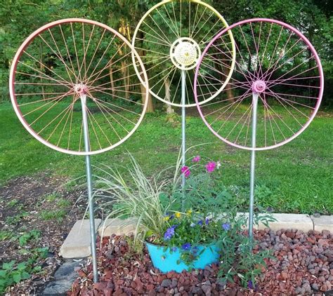 How To Make A Bicycle Wheel Yard Art Diy Garden Art Yard Art
