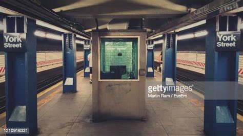 Subway Train Floor Fotografías E Imágenes De Stock Getty Images