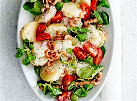 Zomerse Salade Met Aardappel Garnaaltjes Veldsla En Cherrytomaatjes