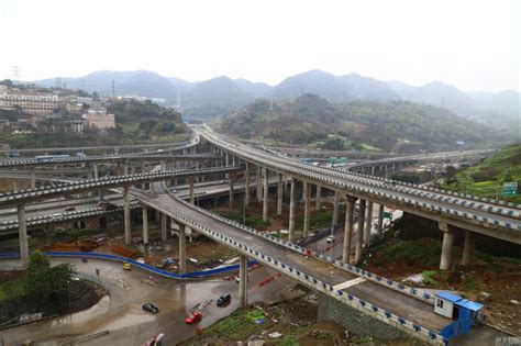 De pole is voor mercedes: Autobahn-Kreuzung in China mit fünf Ebenen_China.org.cn