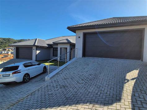 Spacious 4-Bedroom House with Pool and 6 Garages For Sale in Island