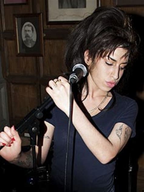 Amy Winehouse Performs Surprise Pub Gig Bbc News