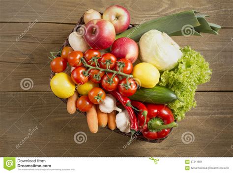 Canestro Di Vimini Con La Frutta E Le Verdure Sulla Tavola Di Legno