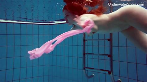 Redhead Simonna Showing Her Body Underwater