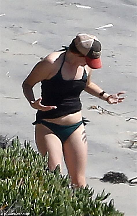 Lana Del Rey Shows Off Her Sensational Curves On The Beach Daily Mail