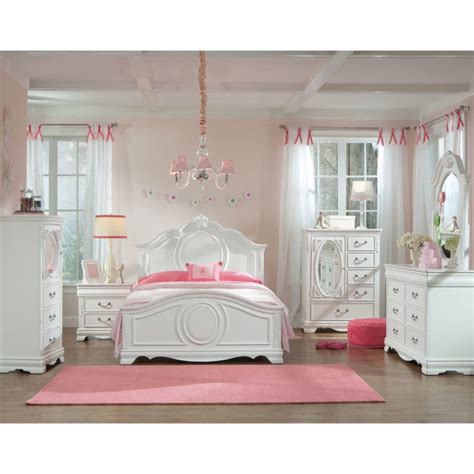 Designs for teenage girls' bedrooms should reflect her maturing tastes. White bedroom furniture for little girls | Hawk Haven