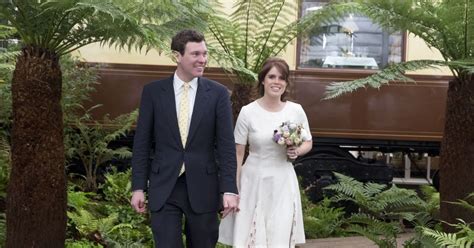 Princess eugenie wed wine merchant jack brooksbank on october 12 as millions around the world watched the intimate ceremony. La princesse Eugenie d'York et son compagnon Jack ...