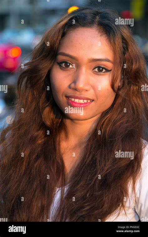 Thai Girl In Der Straße In Pattaya Thailand Posing Stockfotografie Alamy