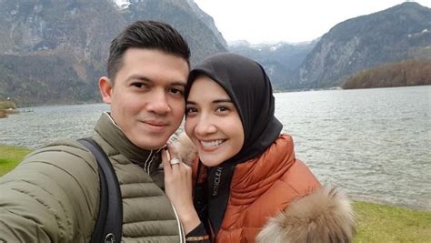 Sewindu Menikah Zaskia Sungkar And Irwansyah Makin Mesra Foto 1