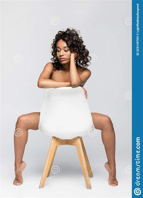 Mujer Norteamericana Desnuda Sentada En Imagen De Archivo Imagen De