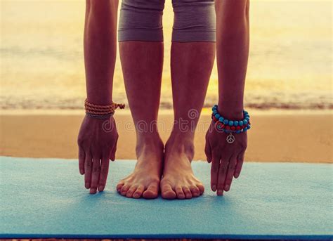 Incredible environment for yoga practice at all levels, led by caring and knowledgeable instructors! Fille Faisant L'exercice De Yoga Sur La Plage Image stock ...