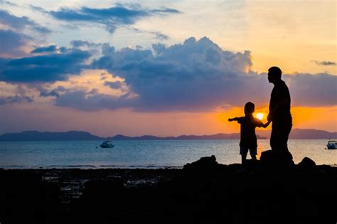 Padre E Hijo Pescando En El Río Atardecer Backgrond Foto Premium