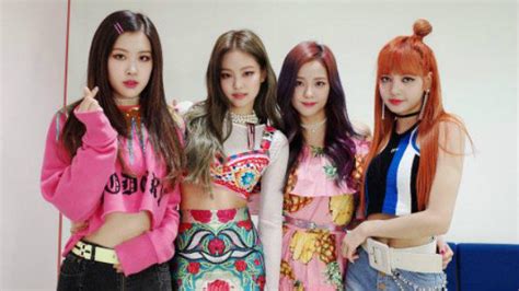 The four women of blackpink, who debuted as a group incomprise a multilingual performance powerhouse connecting with fans across borders. BLACKPINK are going on their first arena tour | SBS PopAsia