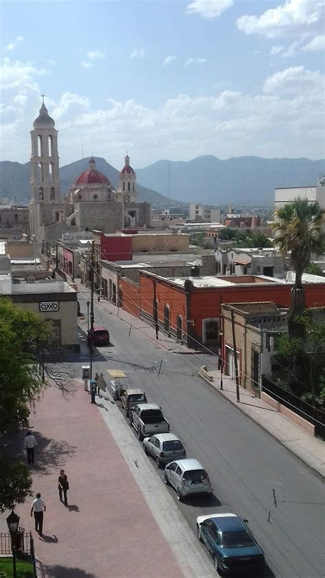 Vista De La Calle De Juárez En Saltillo De Fondo La Catedral