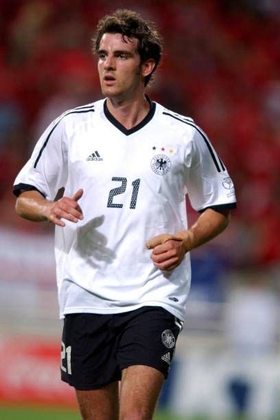 1,93 boyunda ve şu anda tus haltern forması giymektedir. Christoph Metzelder Germany | 0.WORLD CUP 2002 - KOREA/JAPONIA